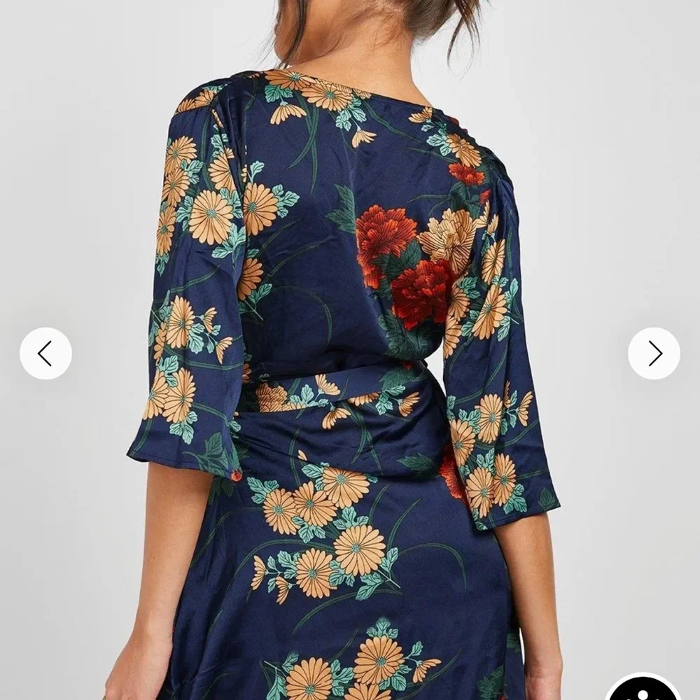NWT GORGEOUS FALL DRESS boohoo Navy Blue Satin Floral Wrap tie Dress size 8 - Picture 2 of 8
